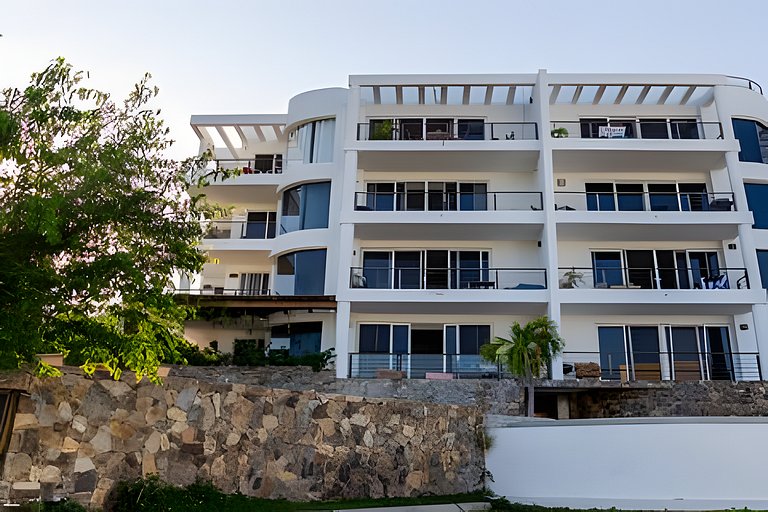 Amplio Condo con Vista al Oceano