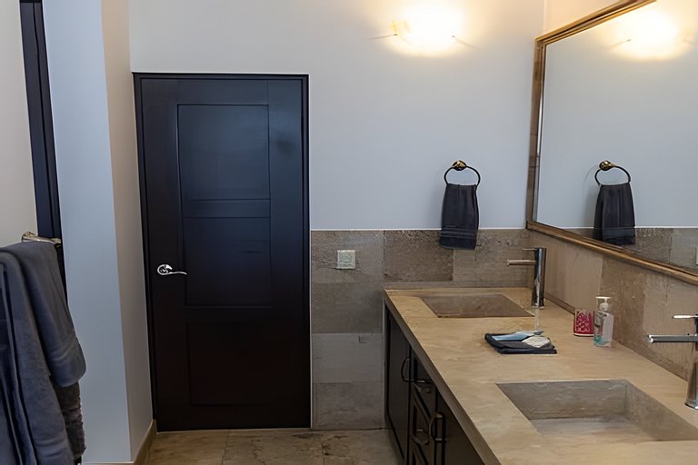 Amplio Condo con Vista al Oceano