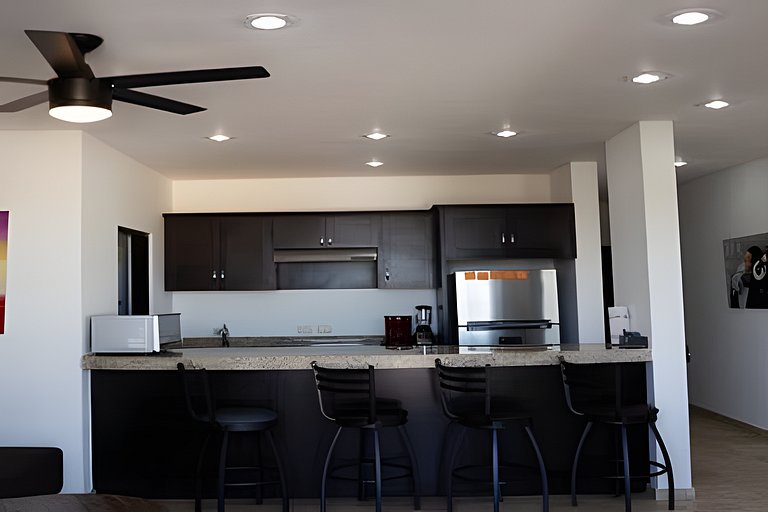 Amplio Condo con Vista al Oceano